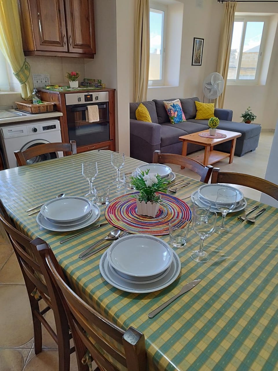 Kitchen or kitchenette, Living room, Food and drinks, Seating area, Dining area, Food, air conditioner