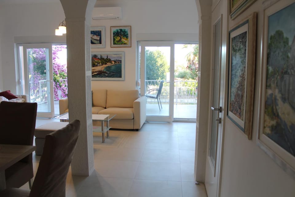 TV and multimedia, Living room, Seating area, air conditioner
