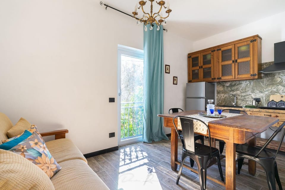 Kitchen or kitchenette, Seating area, Dining area, stove