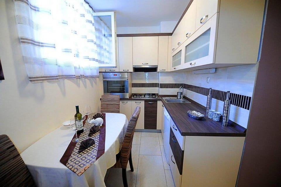 Kitchen or kitchenette, Dining area, oven, stove