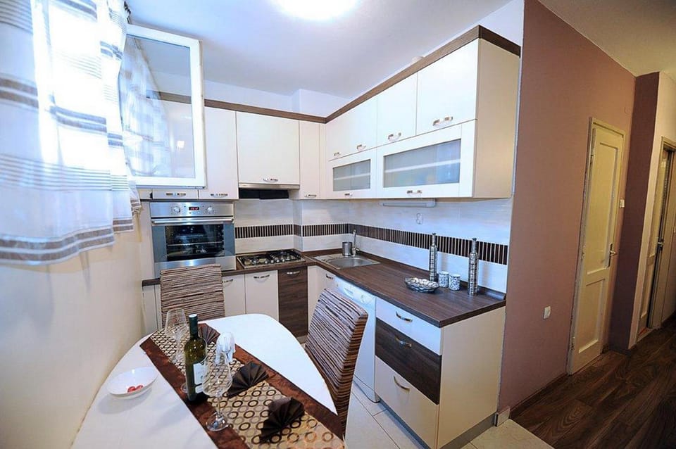 Kitchen or kitchenette, Dining area, dishwasher, oven, stove