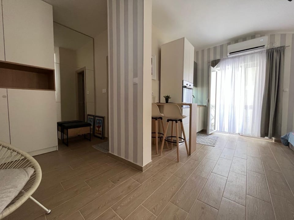 Kitchen or kitchenette, Dining area, air conditioner