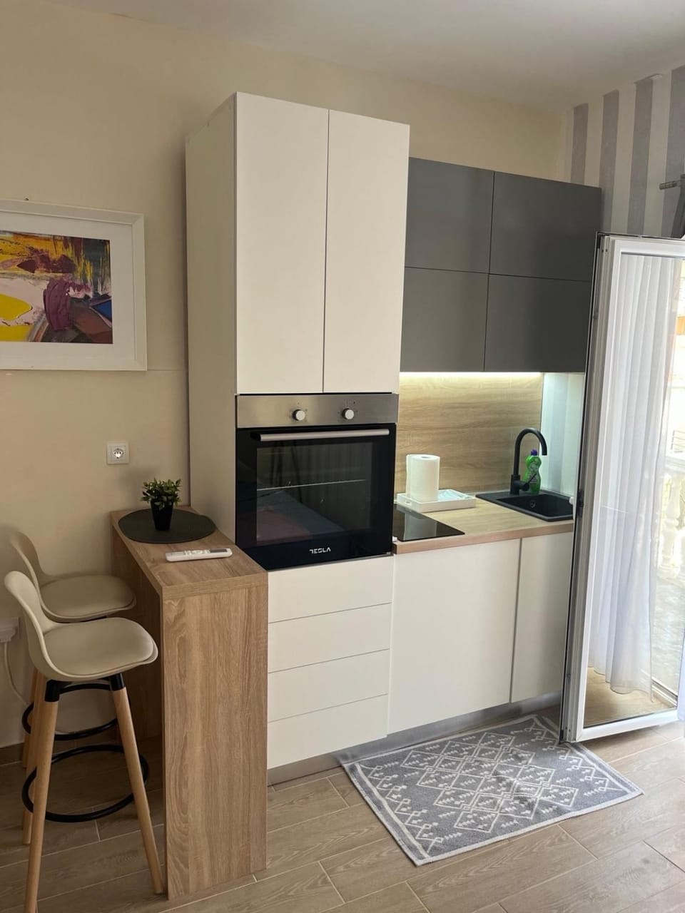 Kitchen or kitchenette, oven