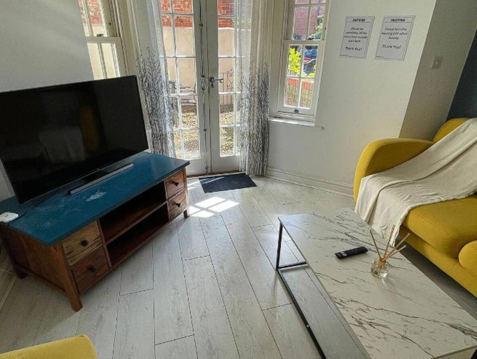 Communal lounge/ TV room, TV and multimedia, Living room, Seating area, Evening entertainment