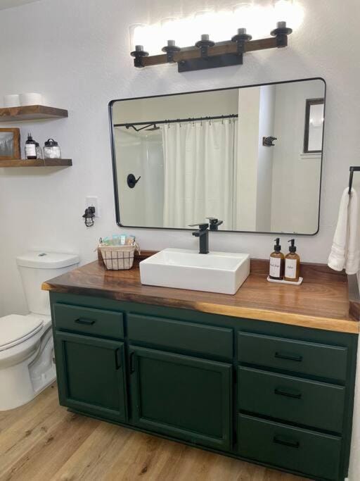 FirePit~Horseshoes~King Bed~Near Lake, Wine, Farms House in Pollock Pines