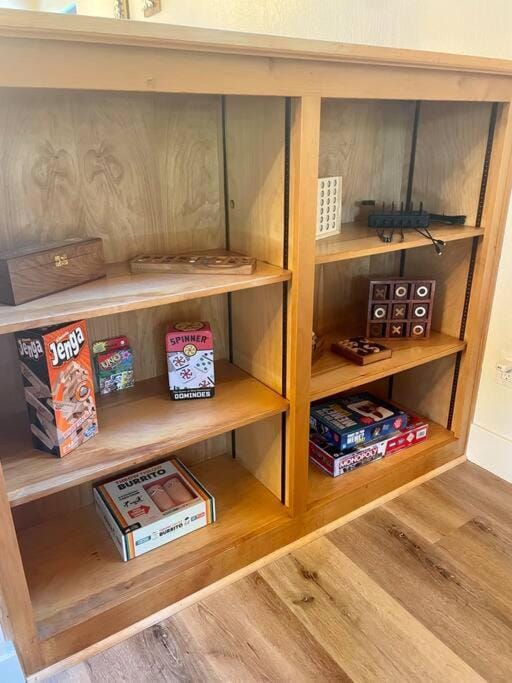 FirePit~Horseshoes~King Bed~Near Lake, Wine, Farms House in Pollock Pines