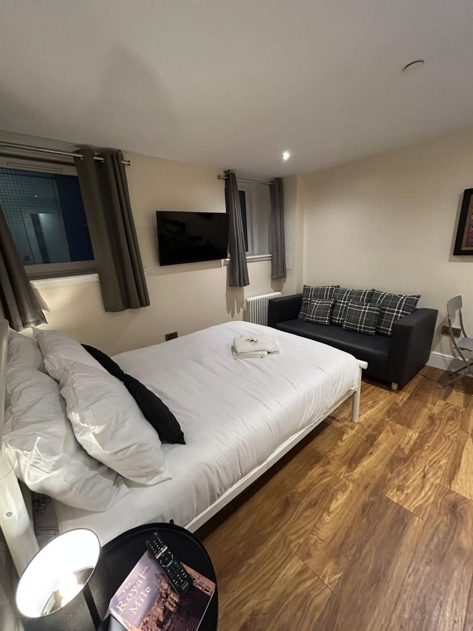 Modern Double Room with Sofa Vacation rental in Edinburgh