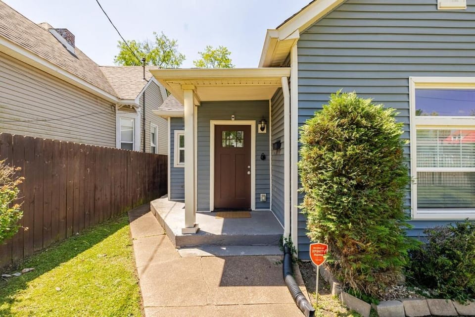 The Little Blue Haus - Two Miles to Broadway House in Nashville