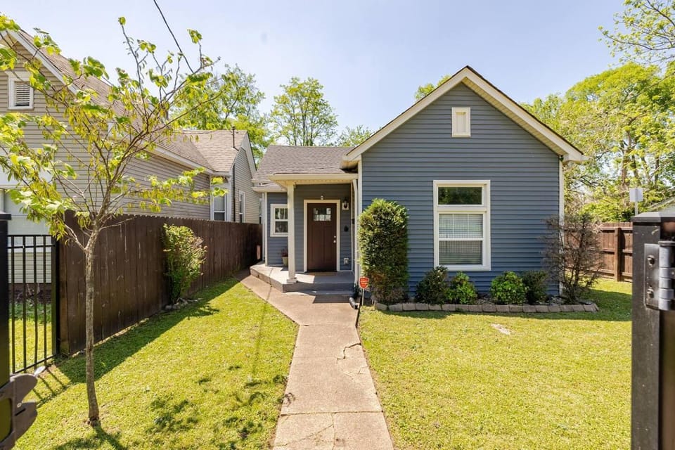 The Little Blue Haus - Two Miles to Broadway House in Nashville