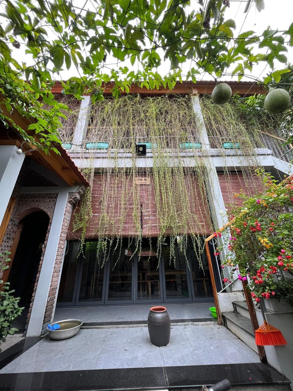 Property building, Patio, Spring, Day, Balcony/Terrace