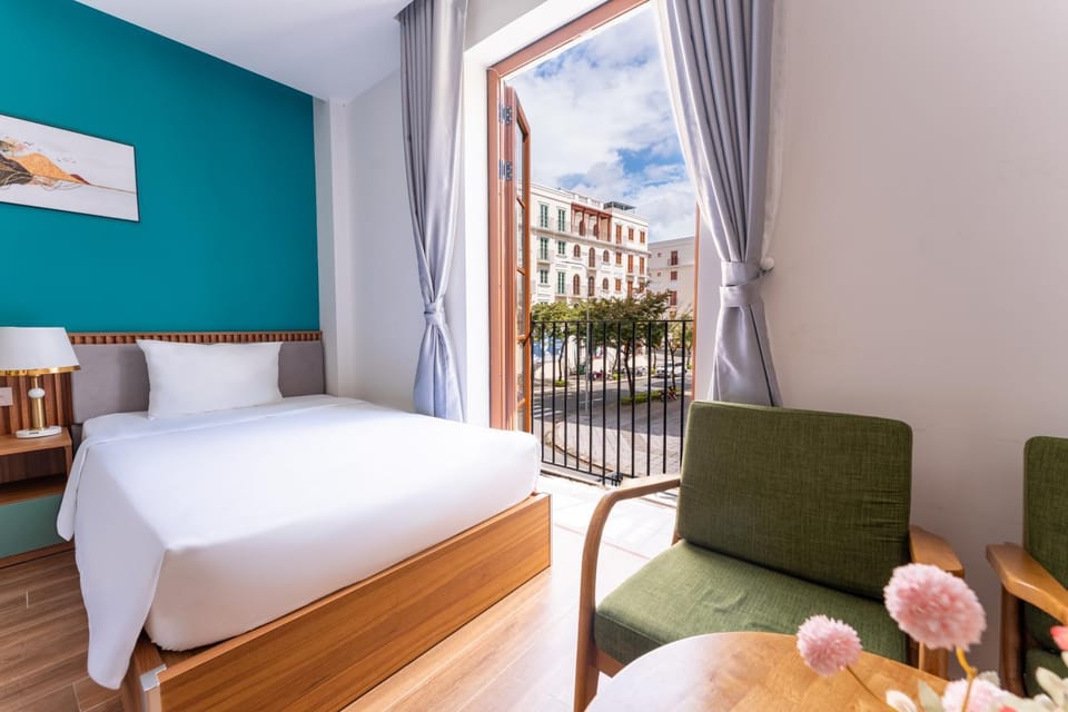 Bed, Day, View (from property/room), Balcony/Terrace, Photo of the whole room, Seating area