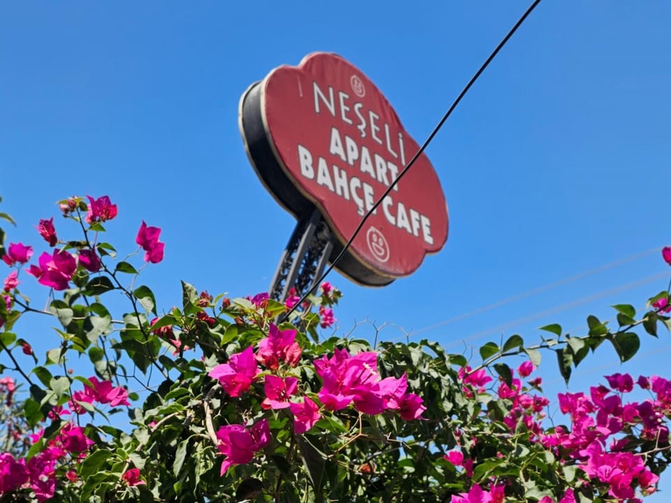 NEŞELİ APART BAHÇE CAFE Apartment hotel in İzmir Province