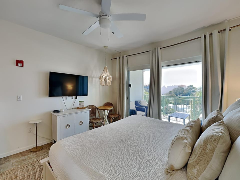 Bed, TV and multimedia, Balcony/Terrace, Seating area, Bedroom, furniture
