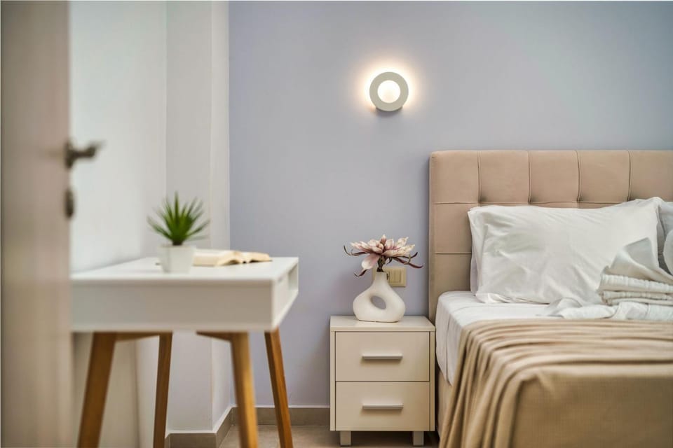 Bed, Photo of the whole room, Seating area, Bedroom
