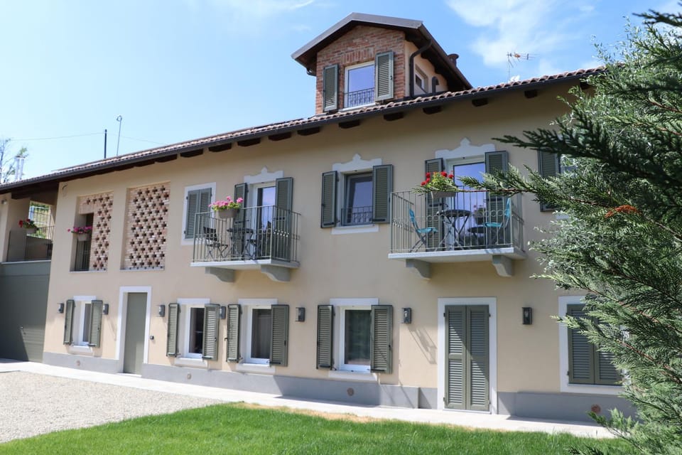 Property building, Day, Balcony/Terrace