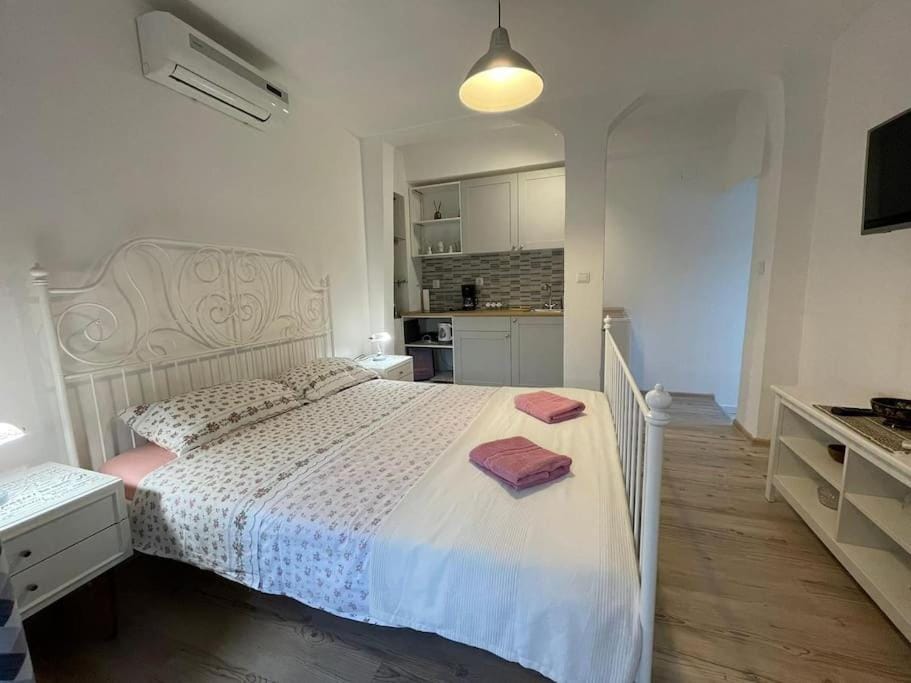 Bed, Kitchen or kitchenette