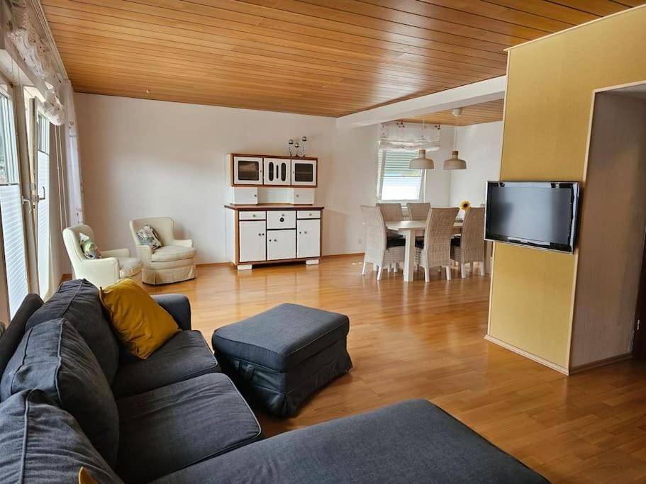 TV and multimedia, Living room, Seating area, Dining area