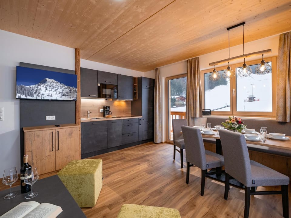 TV and multimedia, Kitchen or kitchenette, Living room