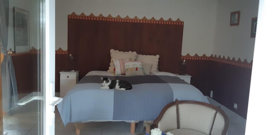 le jardin de lumiere fleuri Bed and Breakfast in Pays de la Loire