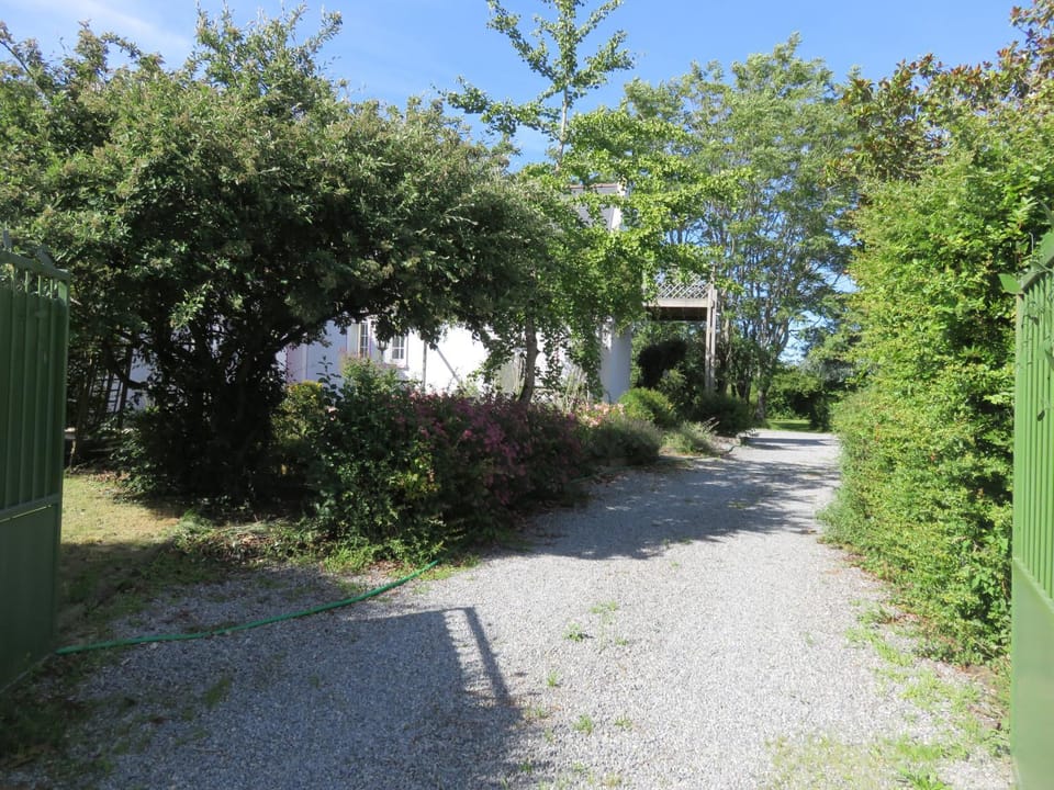 le jardin de lumiere fleuri Bed and Breakfast in Pays de la Loire
