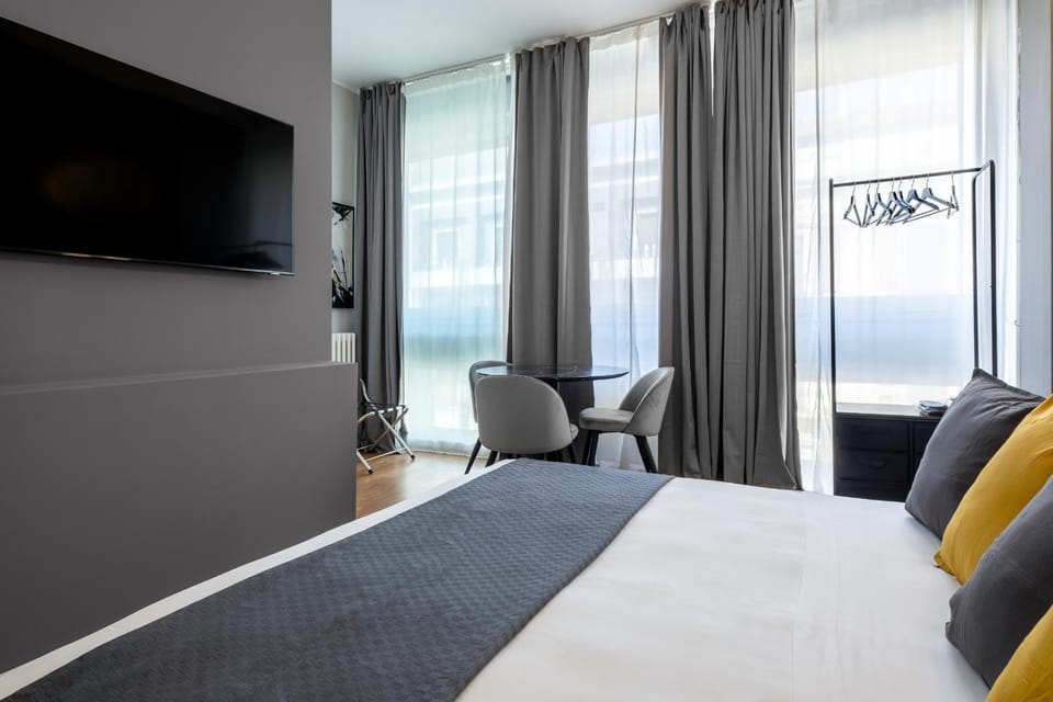 Bed, TV and multimedia, Photo of the whole room, Bedroom, hair dresser