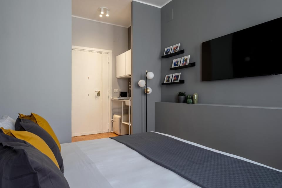 Bed, TV and multimedia, Photo of the whole room, Bedroom