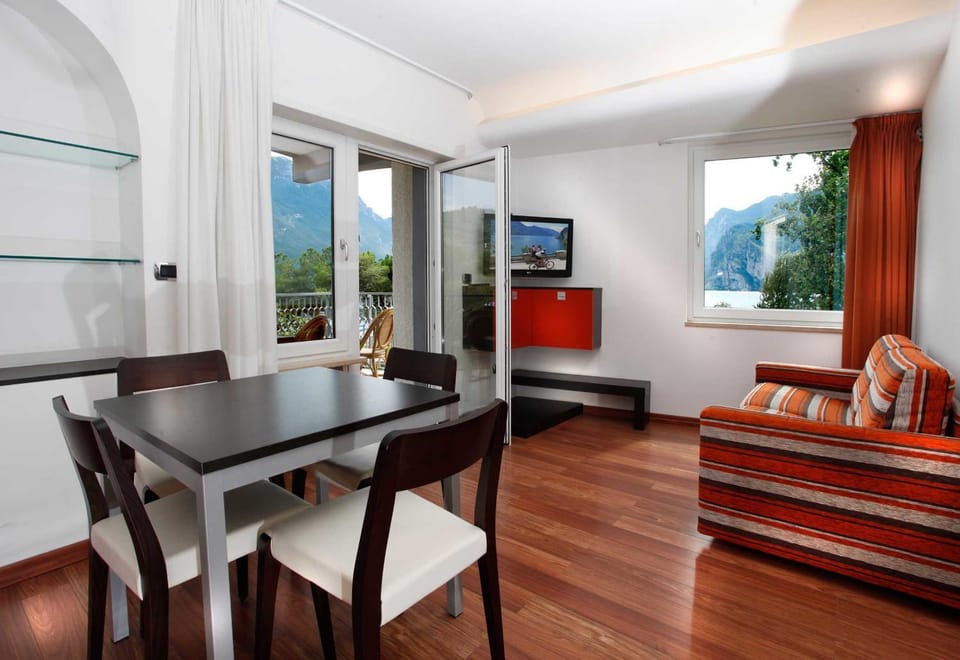 TV and multimedia, Living room, Seating area, Area and facilities