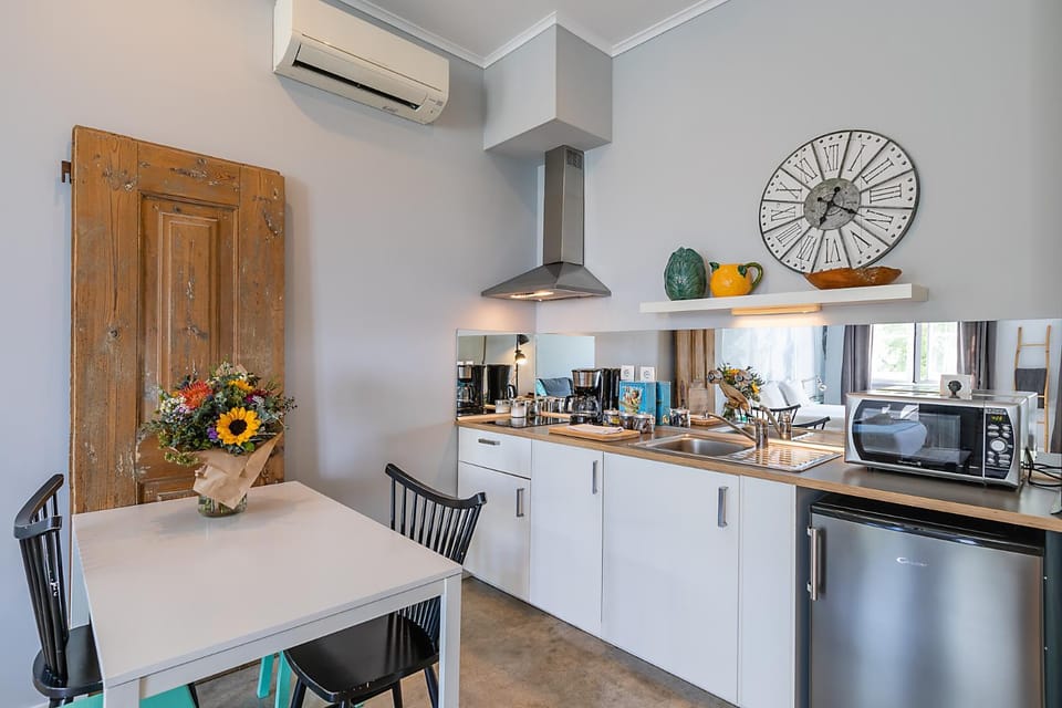 Coffee/tea facilities, Kitchen or kitchenette, Dining area, stove, air conditioner