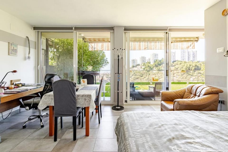 Bed, Seating area, Dining area