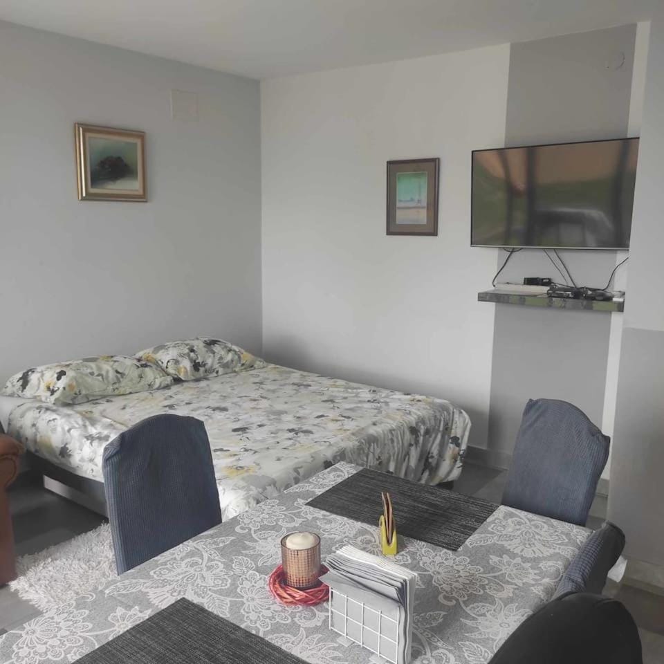 Bed, Living room, Bedroom