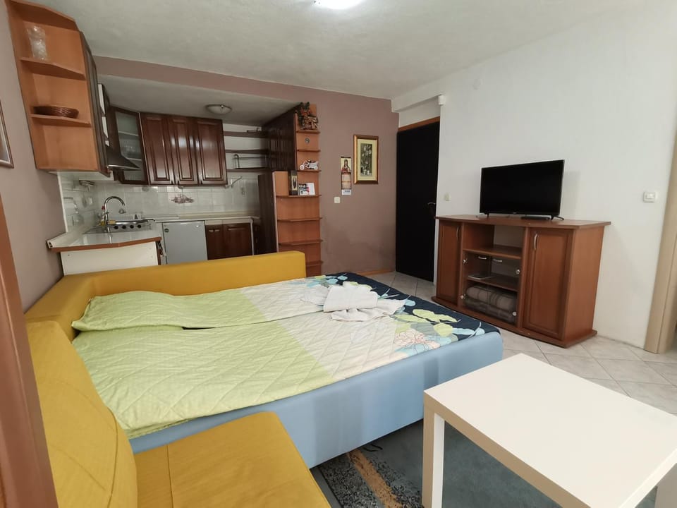 Bed, TV and multimedia, Bedroom, towels