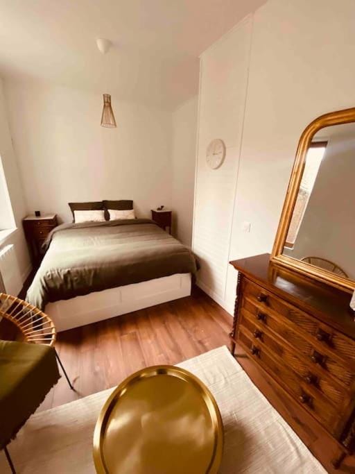 Bed, Photo of the whole room, Bedroom