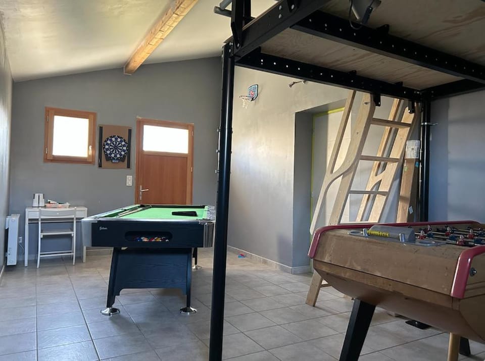 Billiard, Game Room