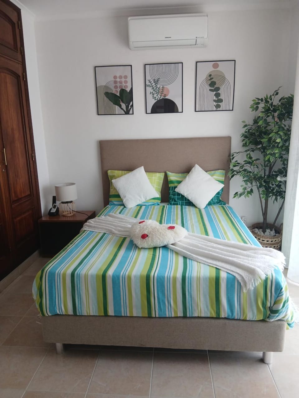 Bed, TV and multimedia, Balcony/Terrace, Photo of the whole room, Bedroom, hair dryier, internet, internet, towels, wardrobe, air conditioner