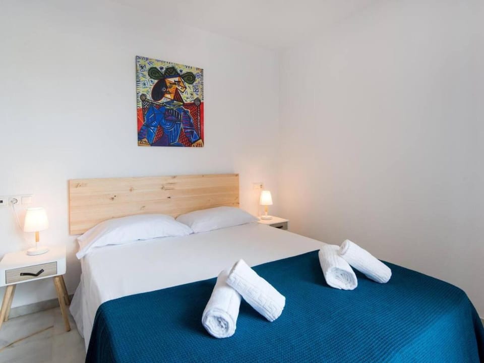 Photo of the whole room, Bedroom, towels