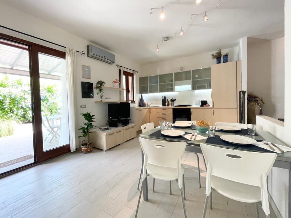 Living room, Dining area, air conditioner