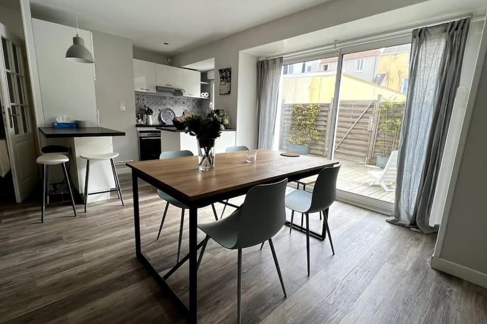 Kitchen or kitchenette, Dining area