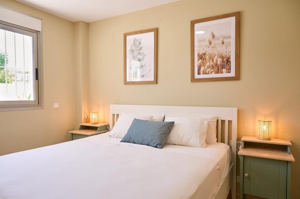 Bed, Bedroom, Garden view