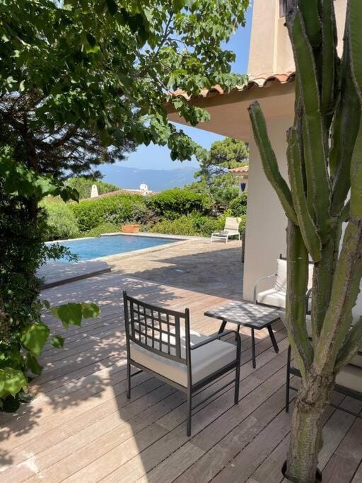 Villa Bianca - Vue imprenable Mer & Porto-Vecchio, Piscine chauffée à débordement, Accès privé plage Villa in Porto-Vecchio