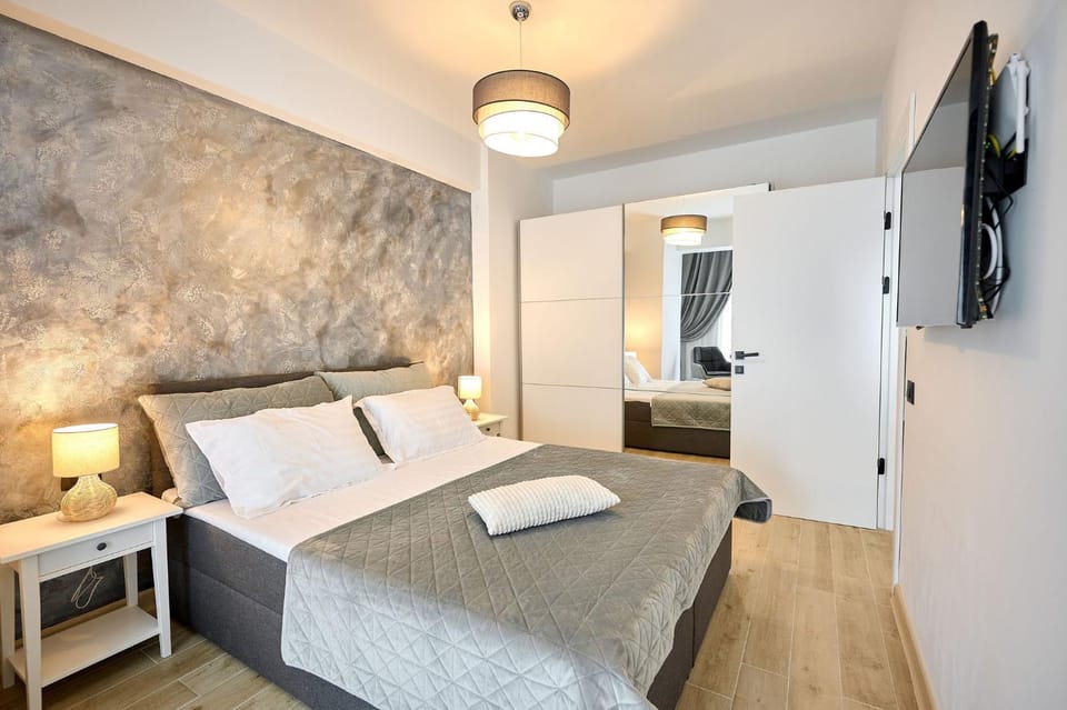 Bed, TV and multimedia, Photo of the whole room, Bedroom
