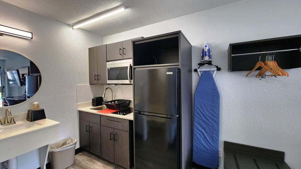Coffee/tea facilities, Kitchen or kitchenette, flat iron, microwave, stove, toaster, wardrobe