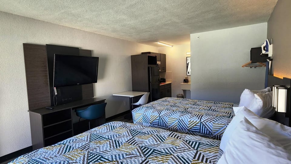 Bed, TV and multimedia, Kitchen or kitchenette, kitchen