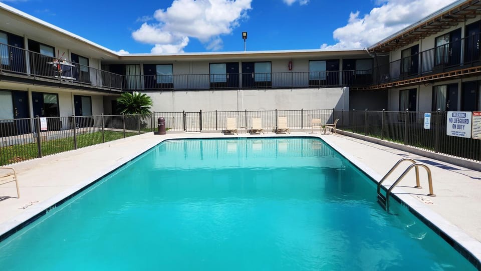 Property building, Day, Pool view, Swimming pool, Swimming pool, sunbed