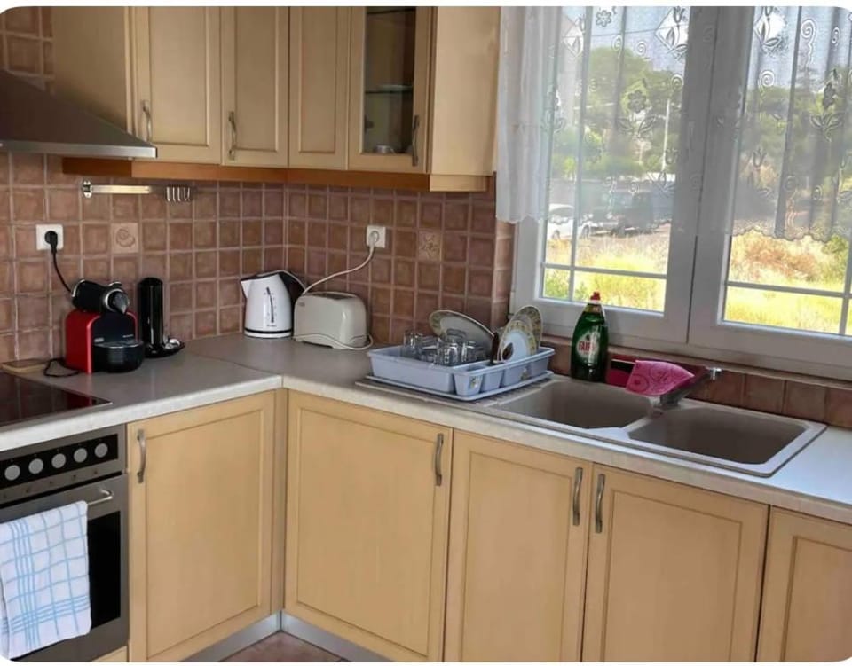 Coffee/tea facilities, Kitchen or kitchenette, stove
