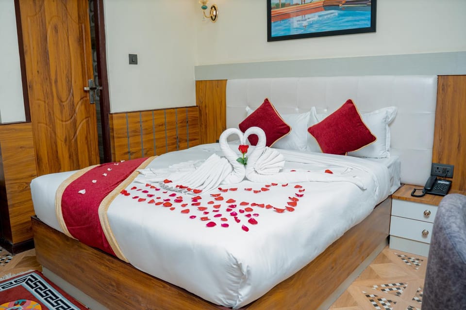 Restaurant/places to eat, Bed, Decorative detail, Breakfast, heating, towels