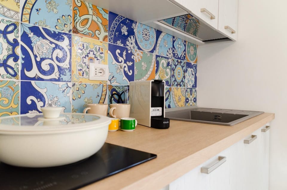 Coffee/tea facilities, Kitchen or kitchenette, stove