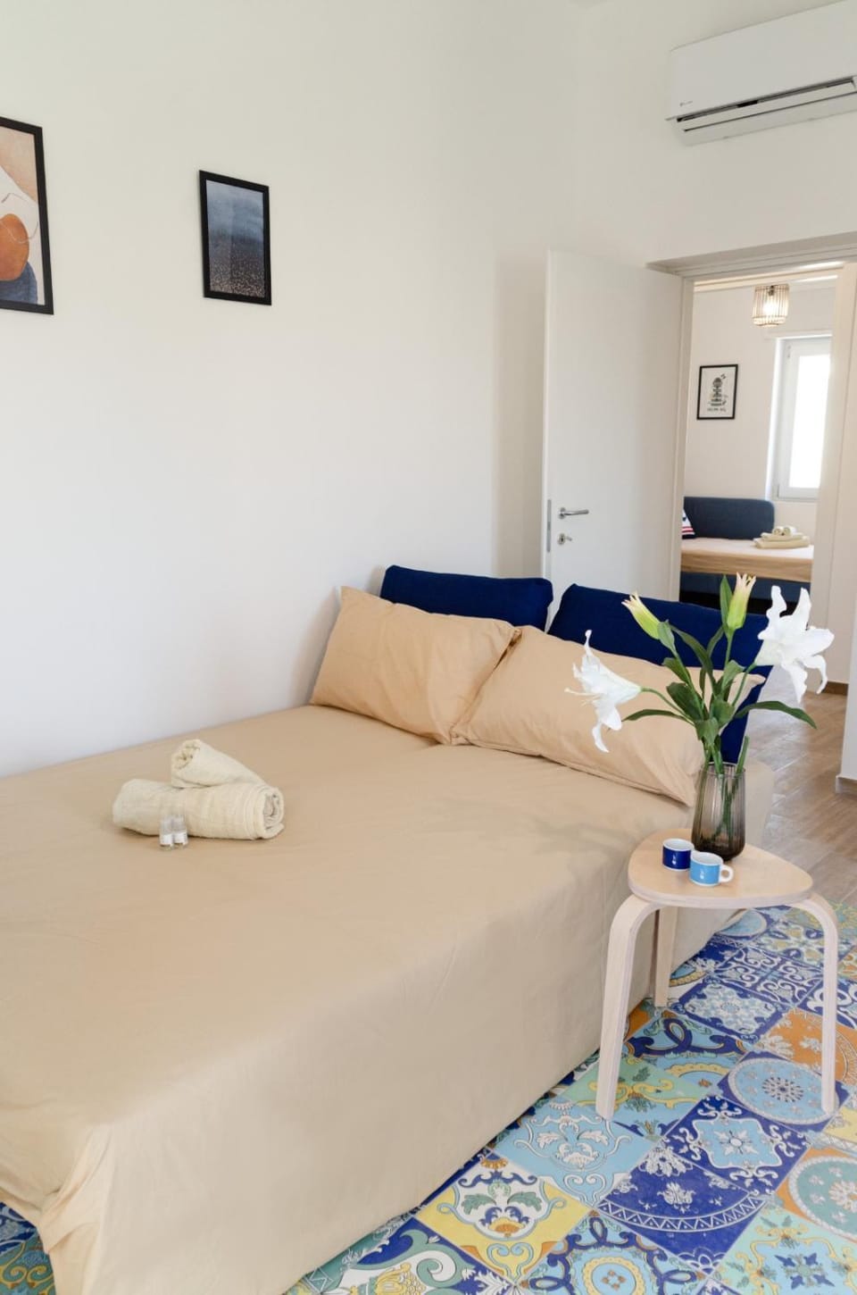 Bed, Living room, Photo of the whole room, towels, air conditioner