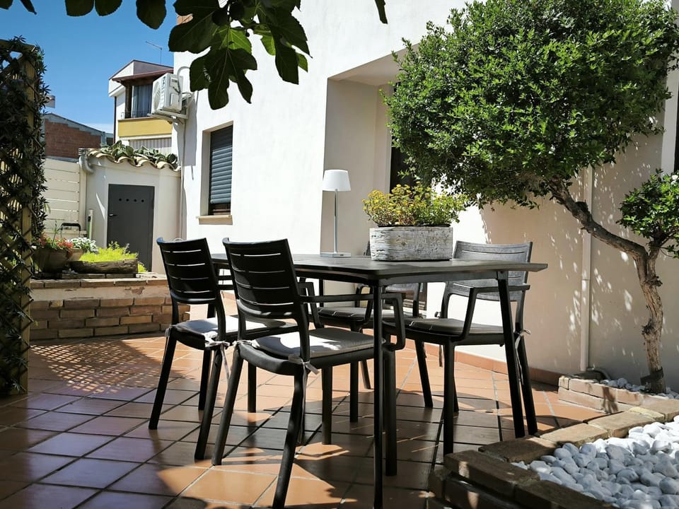 Property building, Day, Garden, Garden, Garden view