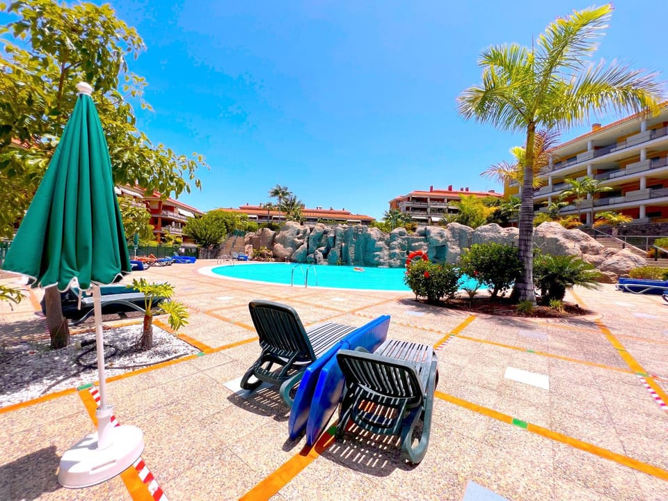 Patio, Communal lounge/ TV room, Day, Pool view, Swimming pool, sunbed