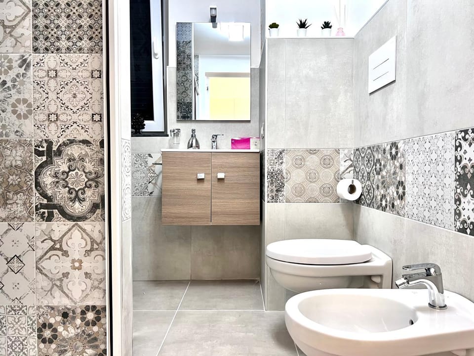 Shower, Toilet, Bathroom, bidet, towels